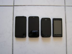 De gauche à droite: Nexus 4, Moto G, Lumia 710 , Motorola Milestone