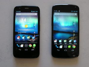 A gauche le Moto G à droite le Nexus 4 tout deux lum à fond